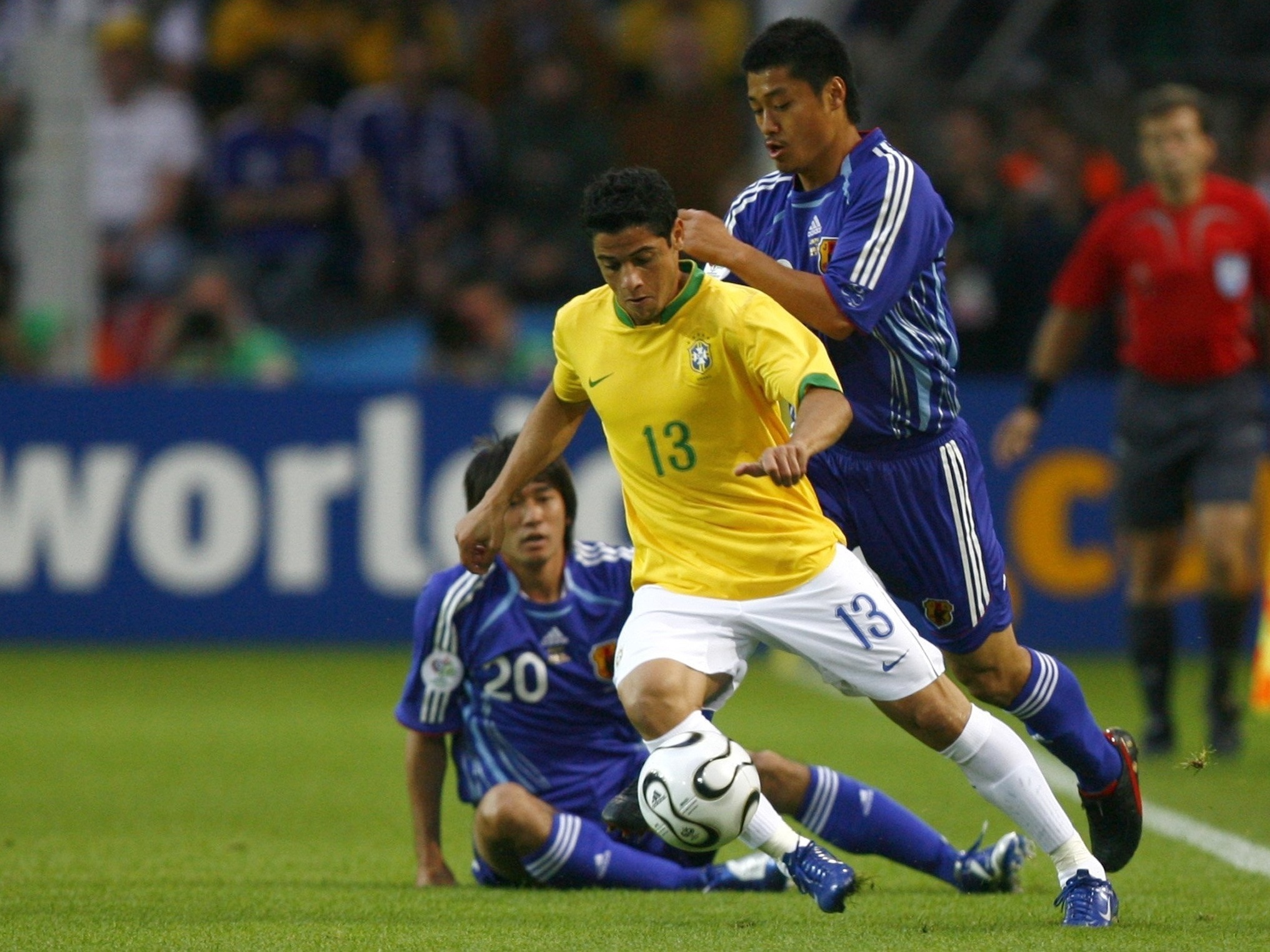 Cicinho disputa duelo com o Japão na Copa do Mundo de 2006 Imagem: Reuters