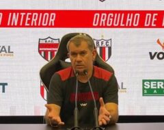 Cláudio Tencati em coletiva após vitória do Botafogo-SP contra o América-MG — Foto: Reprodução/TV Botafogo-SP
