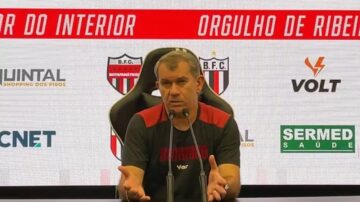 Cláudio Tencati em coletiva após vitória do Botafogo-SP contra o América-MG — Foto: Reprodução/TV Botafogo-SP