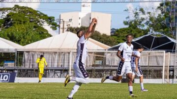 Patrick, atacante, celebra gol do Comercial sobre Tanabi — Foto: Vinícius Bosak/Divulgação