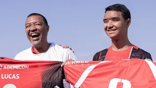 Pedro Severino recebe homenagem durante Botafogo-SP x Athletico. (Foto: Douglas Moreti/Agência F8/Gazeta Press)