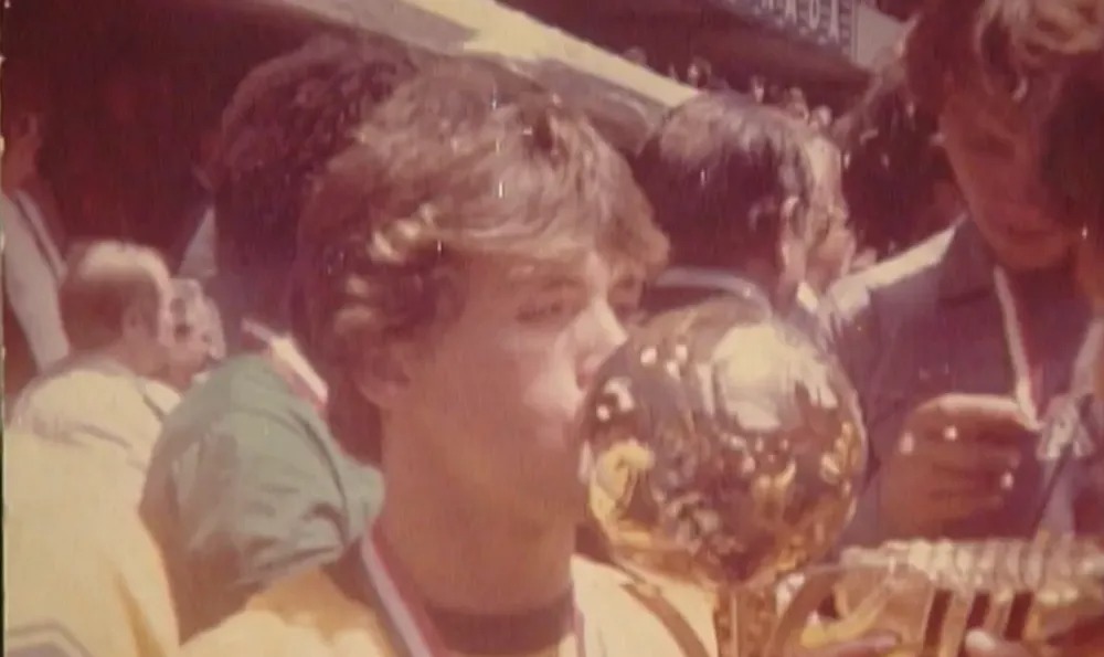 Mauricinho beija a taça do mundial sub-20 conquistada no México, em 1983 — Foto: Reprodução/EPTV
