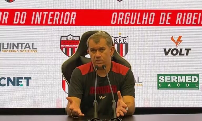 Cláudio Tencati em coletiva após vitória do Botafogo-SP contra o América-MG — Foto: Reprodução/TV Botafogo-SP