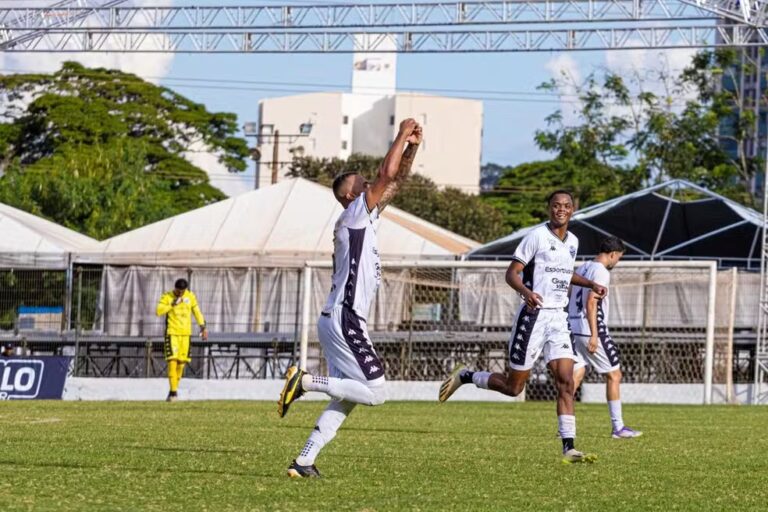 Patrick, atacante, celebra gol do Comercial sobre Tanabi — Foto: Vinícius Bosak/Divulgação